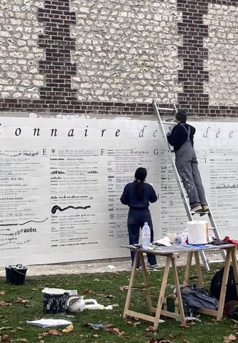 La fresque pérenne en cours d'installation